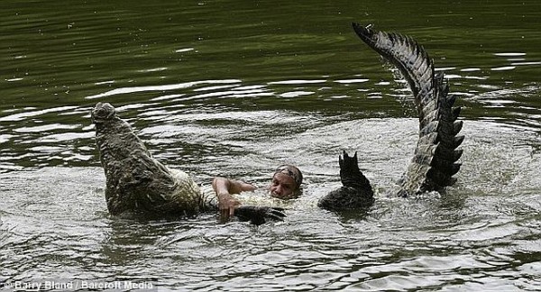 crocodilie pet 3 e1286753454942 Friendship Between Crocodile And A Man