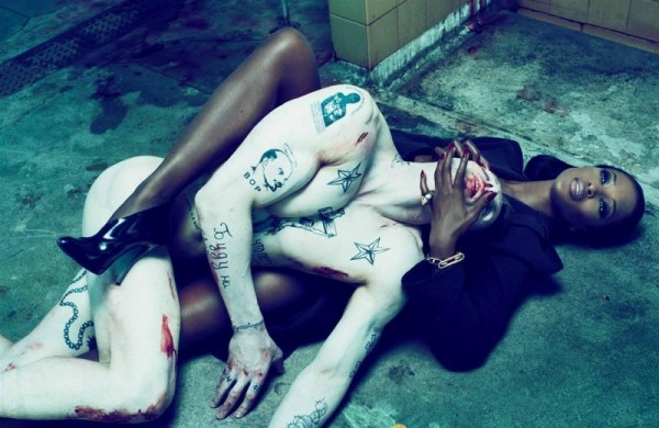  Naomi Campbell Posing With Male Corpse!
